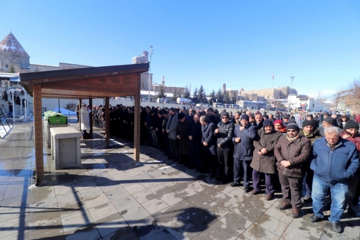 Aiçü Rektörü Prof. Dr. Karabulut’un Kayınvalidesi Toprağa Verildi