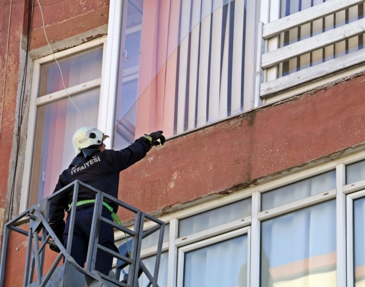 Rüzgardan Kırılıp Kaldırıma Düşen Cam Kırıkları Esnaf Ve Vatandaşları Korkuttu