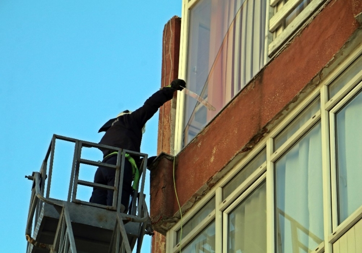 Rüzgardan Kırılıp Kaldırıma Düşen Cam Kırıkları Esnaf Ve Vatandaşları Korkuttu