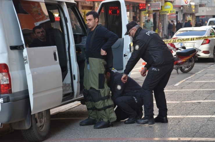 Çantasını Ak Parti’nin Önünde Unutunca Polis Alarma Geçti