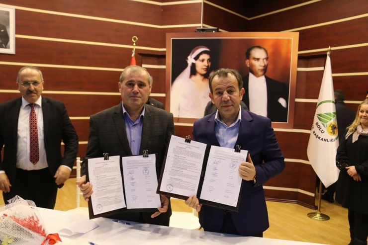 İşçiler Yapılan Zammı, Bolu Belediye Başkanı Tanju Özcan İle Göbek Atarak Kutladı