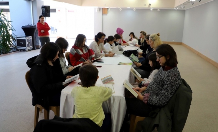 Büyükçekmeceli Çocuklar Anneleriyle Birlikte Kitap Okuyor