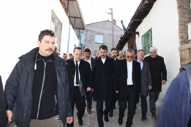 Bakan Kurum Depremde Hasar Gören Mahalleleri Gezdi