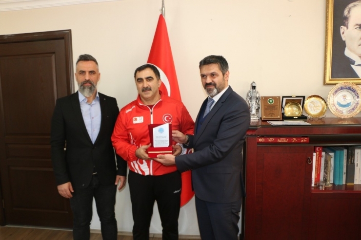 Milli Sporcular Ödüllendirildi