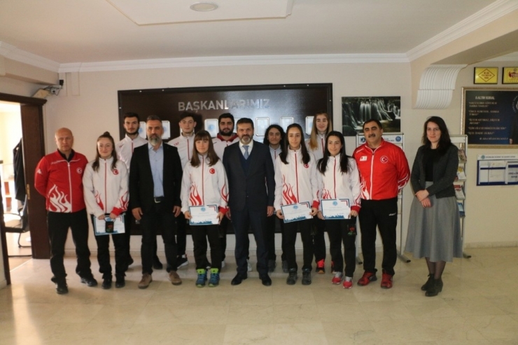 Milli Sporcular Ödüllendirildi