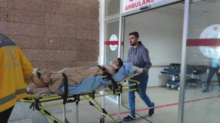 İşçileri Taşıyan Traktör Devrildi: 6 Yaralı