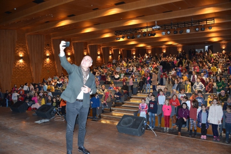 Başkandan Çocuklara “Bol Bol Kitap Okuyun” Tavsiyesi