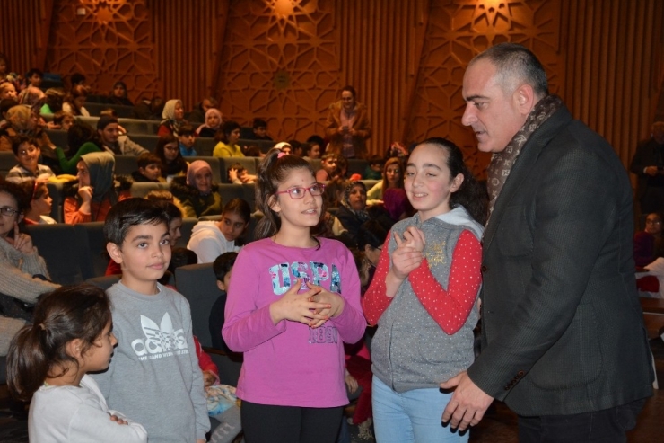 Başkandan Çocuklara “Bol Bol Kitap Okuyun” Tavsiyesi