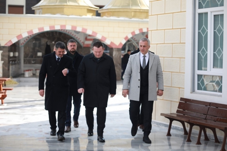 Hendek’te Gaffar Okkan Resim Sergisi Açıldı