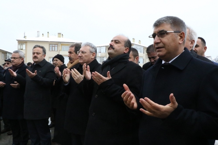 Türkiye İdliblilerin Yaralarını Sarıyor