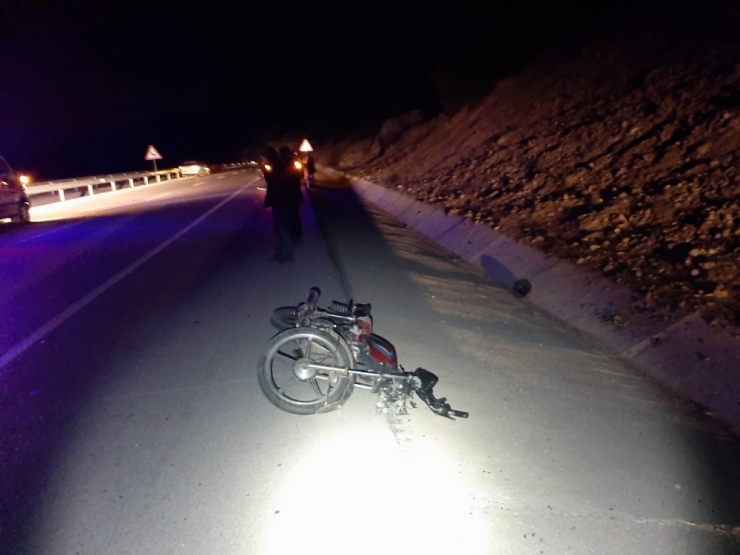 Motosiklet Park Halindeki Aracın Kapısına Çarptı: 1 Ölü