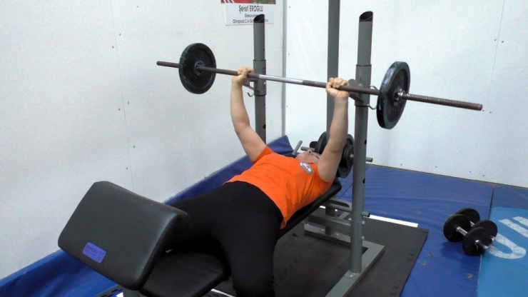 Kadın Güreşçiler Komando Gibi Eğitim Görüyor