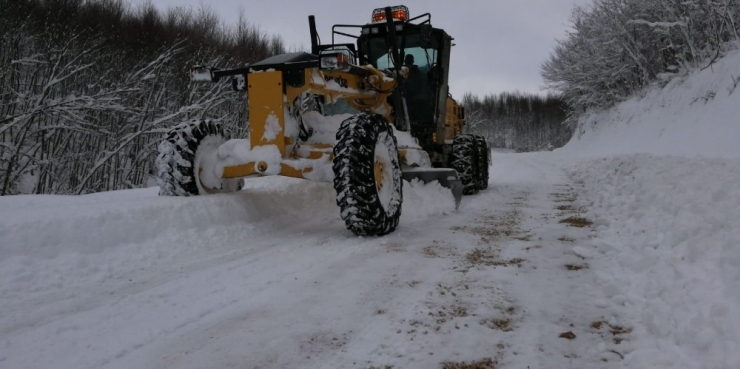 Özel İdare Ekipleri Karla Mücadele Çalışmalarını Sürdürüyor