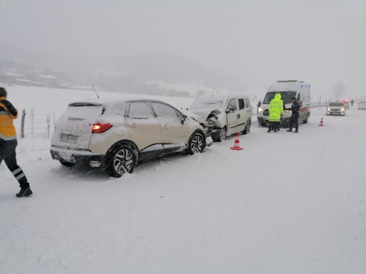 Kastamonu’da İki Ticari Araç Kafa Kafaya Çarpıştı: 9 Yaralı