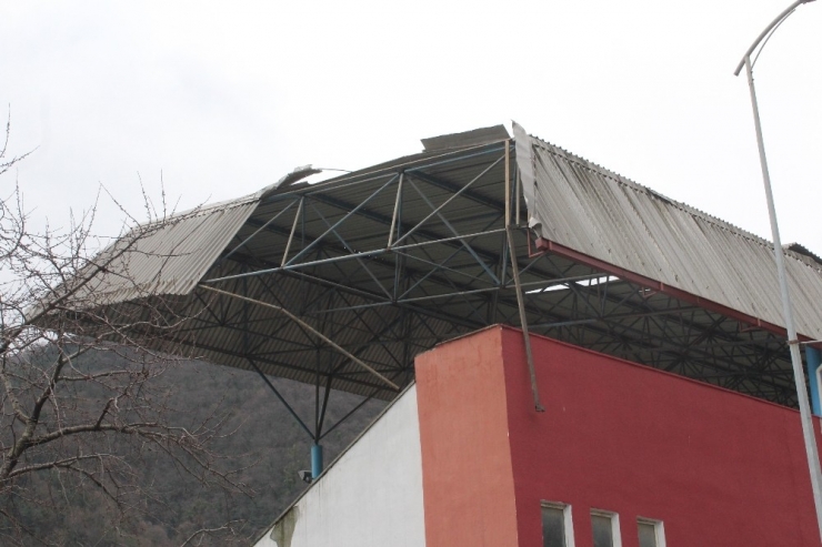 Kastamonu’da Şiddetli Fırtına Stadyumun Çatısını Uçurdu