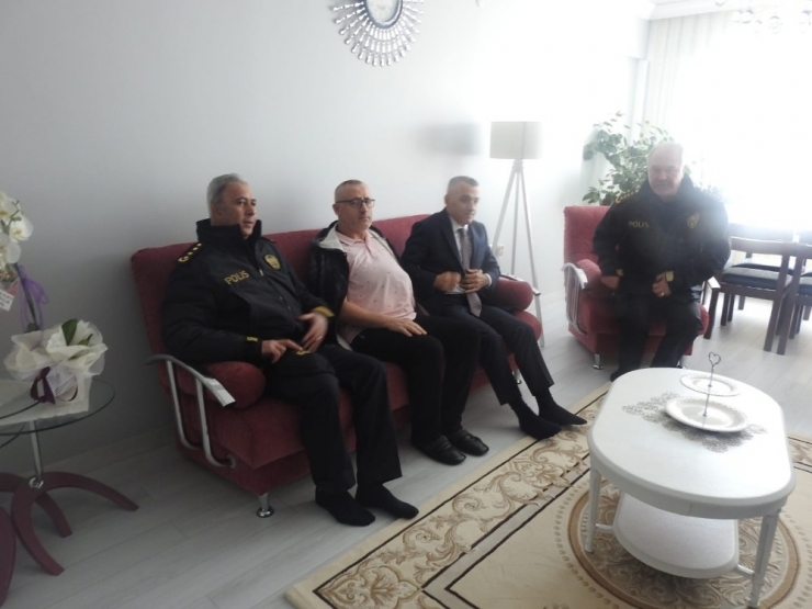 Vali Yaralanan Polisi Ziyaret Etti