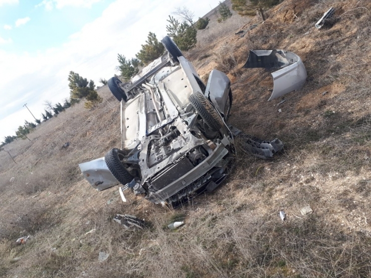 Otomobil Şarampole Devrildi: 1 Ölü, 1 Yaralı