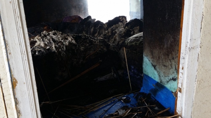 Müstakil Evde Çıkan Yangında Eşyalar Kullanılamaz Hale Geldi
