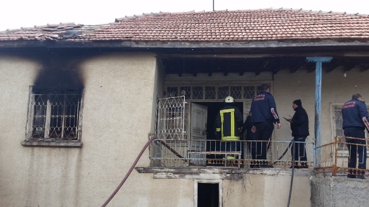 Müstakil Evde Çıkan Yangında Eşyalar Kullanılamaz Hale Geldi