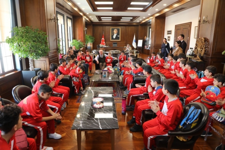 Terör Mağduru Mardinli Çocuklar Başkan Akgün’ü Ziyaret Etti