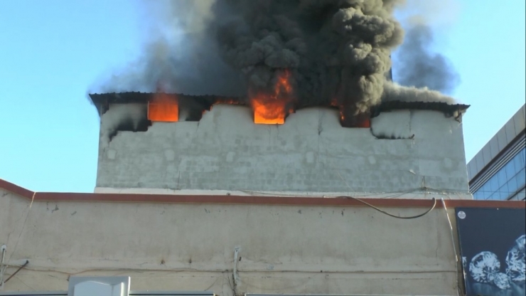 Pastanede Çıkan Yangın 1 Saatte Söndürüldü