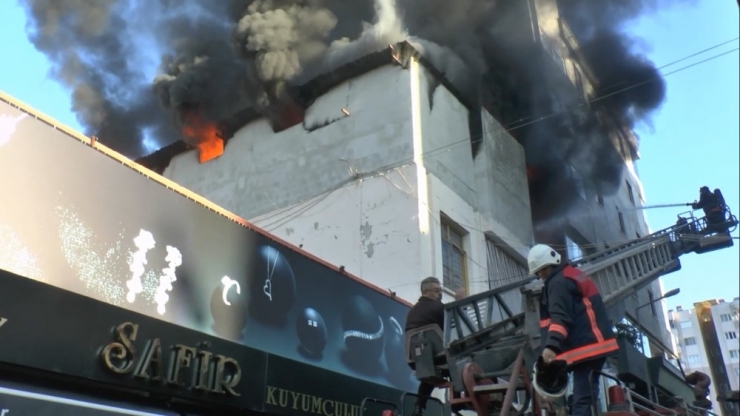 Pastanede Çıkan Yangın 1 Saatte Söndürüldü