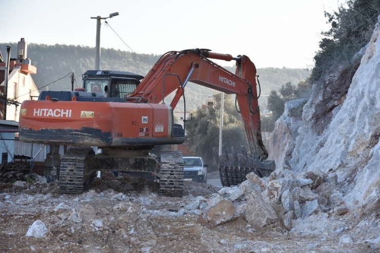 Başkan Tokat, Devam Eden Yeni Yol Çalışmalarını Yerine İnceledi