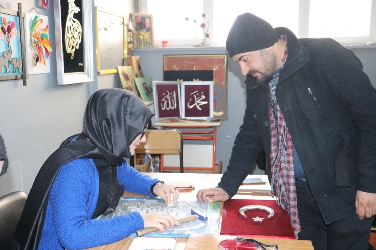 Naht Sanatı Ve Filografi İle Stres Atıyorlar