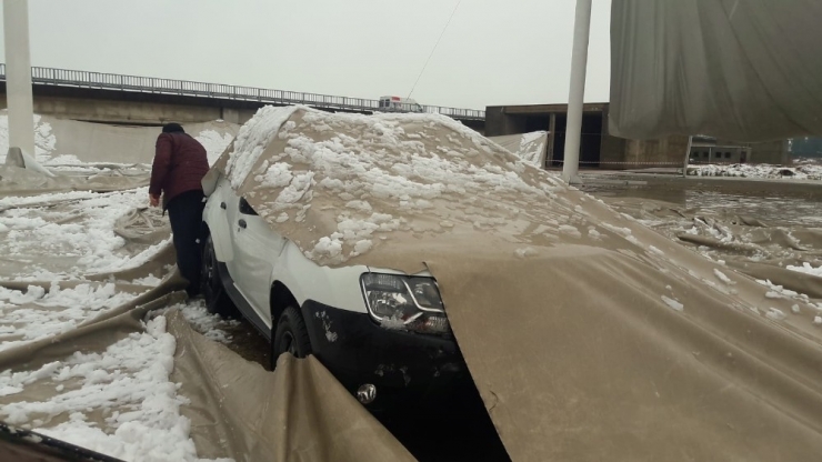 Kara Dayanamayan Festival Çadırı Çöktü, 2 Araç Altında Kaldı