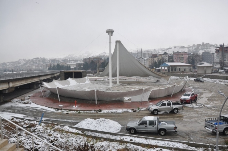 Kara Dayanamayan Festival Çadırı Çöktü, 2 Araç Altında Kaldı