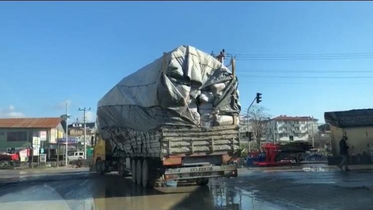 Tır Sürücüsü, Devrilmek Üzere Olan Yüküne Aldırmadan Yolculuğuna Devam Etti