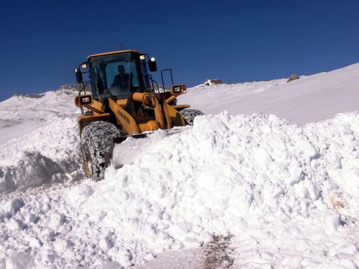 Karda Mahsur Kalan 2 Minibüs Yolcularıyla Beraber Kurtarıldı