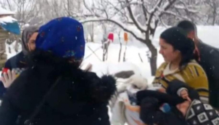 Ayağına Kaynar Su Dökülen 2 Yaşındaki Çocuk Kapalı Köy Yolunun Açılmasıyla Hastaneye Kaldırıldı