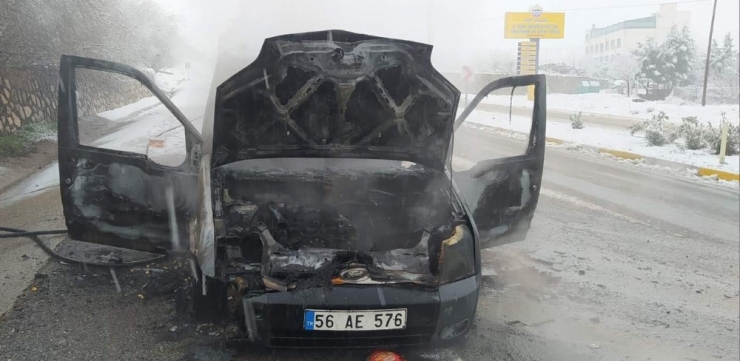 Siirt’te Seyir Halindeki Araç Kül Oldu
