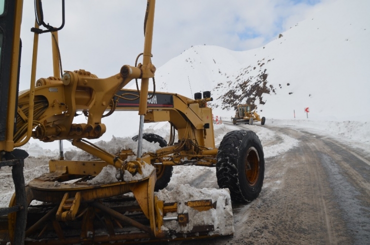 Ekiplerin Karla Mücadelesi Sürüyor