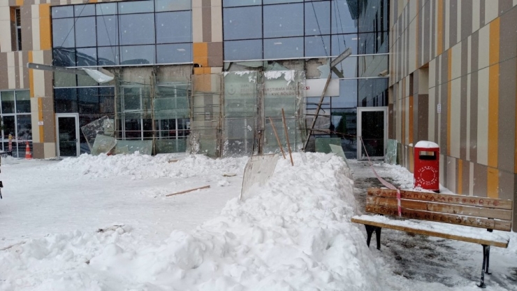 Van Eğitim Ve Araştırma Hastanesinde Göçük: 9 Yaralı