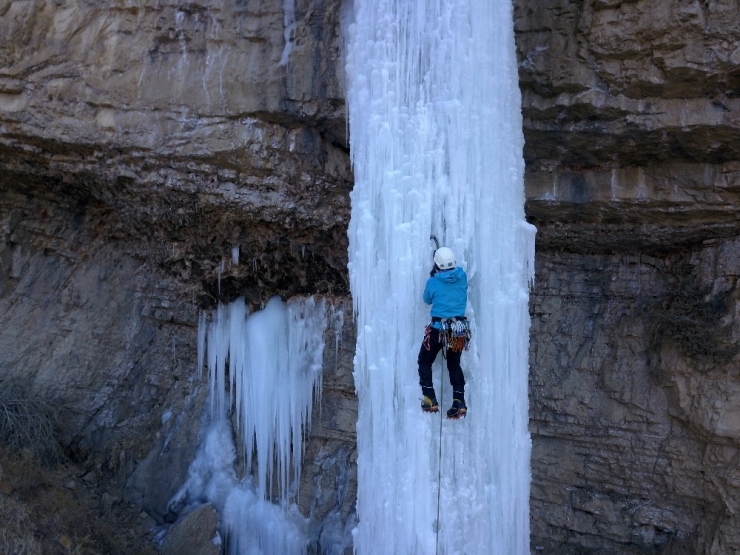 Erzurum’da Buz Şelalesinde Nefes Kesen Tırmanış