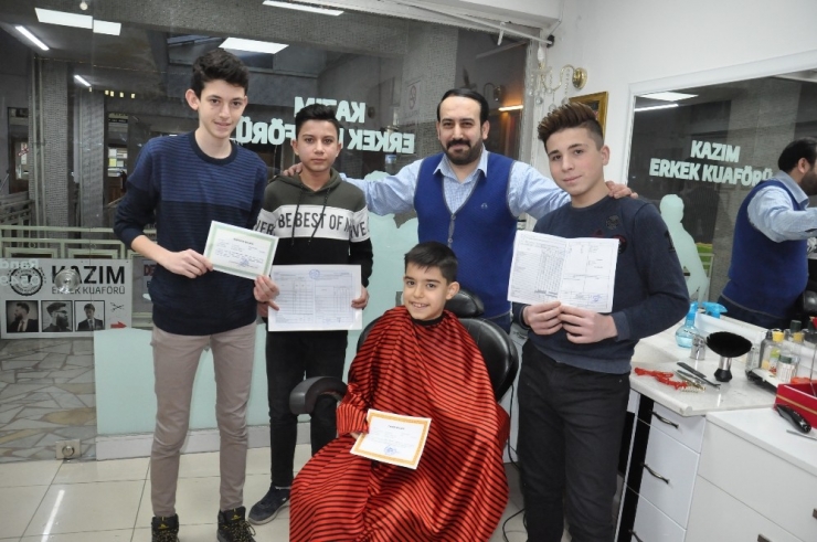 Gönüllü Berber Başarılı Öğrencileri Ücretsiz Tıraş Ediyor