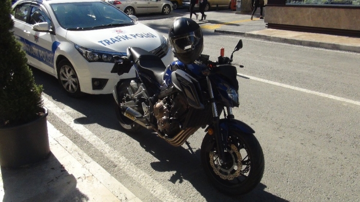 Yaya Geçidindeki Kadına Motosiklet Çarptı, Kadın Ölümden Döndü