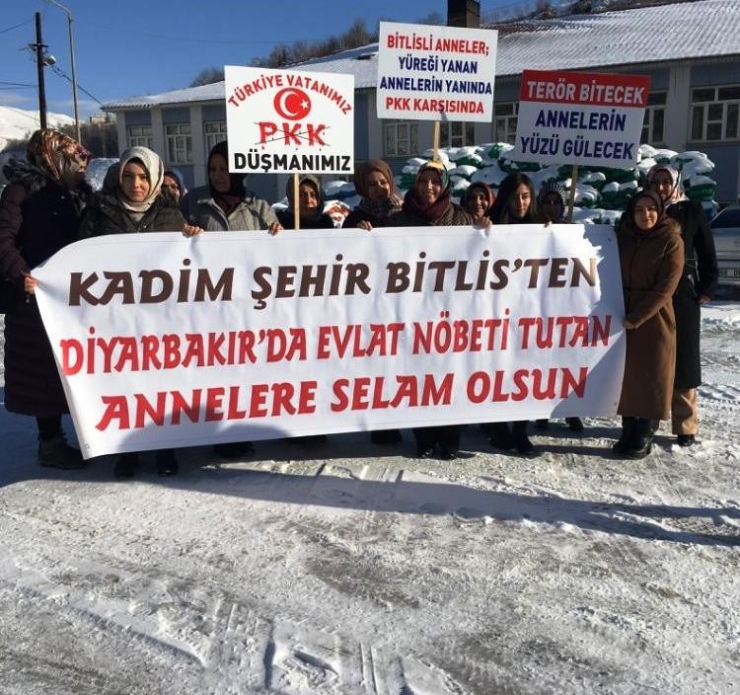 Bitlisli Annelerden Diyarbakır’da Evlat Nöbetindeki Annelere Destek