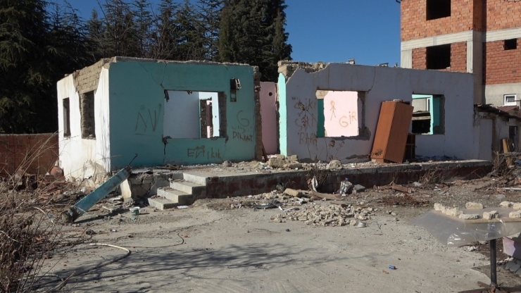 Denizlili Depremzedeler Elazığ Depremini Acı Ve Endişe İle Takip Ediyor