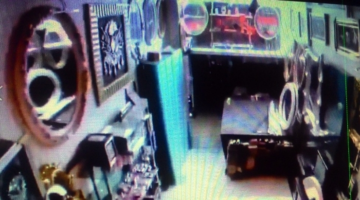 Deprem Anında Aynalar Yere Düştü