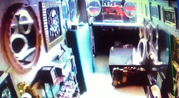 Deprem Anında Aynalar Yere Düştü