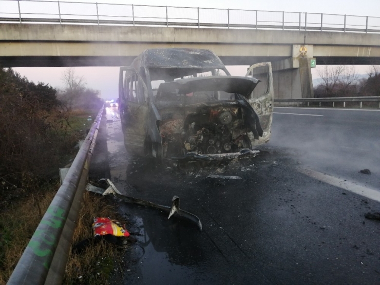 Düzce’de Yolcu Minibüsü Yandı, 15 Kişi Son Anda Kurtuldu