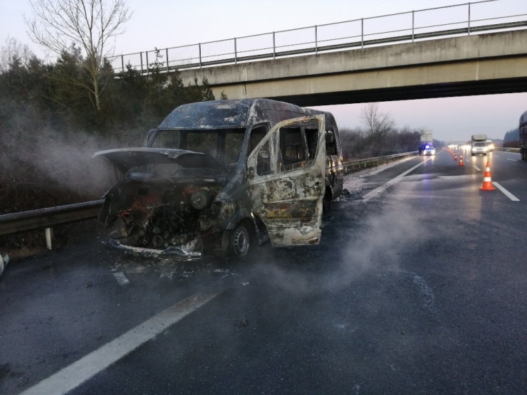 Düzce’de Yolcu Minibüsü Yandı, 15 Kişi Son Anda Kurtuldu