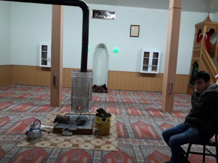 Malatya’da Vatandaşlar Deprem Sonrası Camilere Sığındı