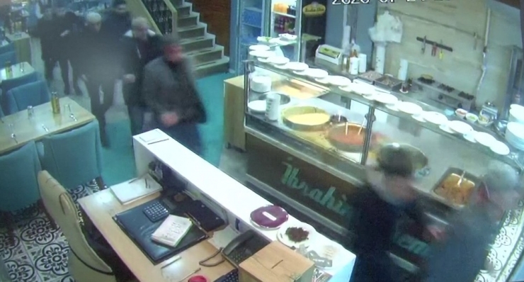 Deprem Paniği Güvenlik Kamerasına Yansıdı