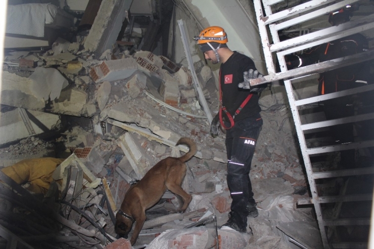 Enkazdan 5 Saat Sonra 12 Yaşındaki Çocuk Sağ Çıkarıldı