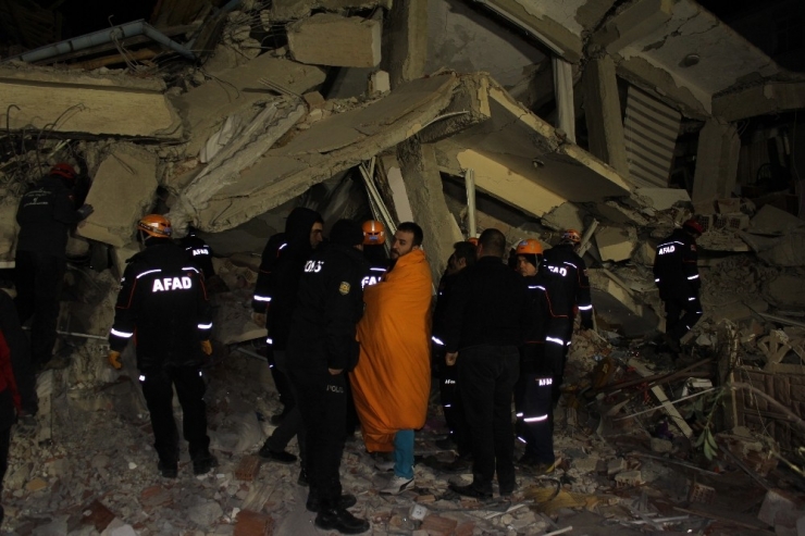 İç İşleri Bakanı Süleyman Soylu; “Az Önce Geldiğimiz Noktadan Bir Ses Duyuldu 2 Vatandaşımızı Canlı Çıkardılar”