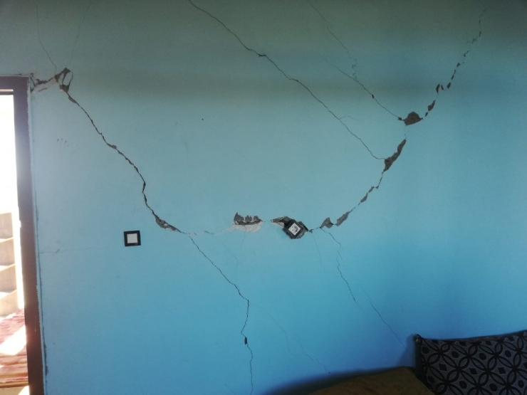 Deprem Sonrası Çınar’da Bazı Evlerin Duvarlarında Çatlaklar Oluştu